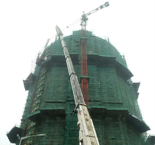 维西吊车在工地上作业